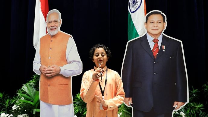 Avyuk, Bocah Asal India, Berfoto di Antara Replika Perdana Menteri India Narendra Modi dan Presiden RI Prabowo Subianto dalam Indian Community Reception di Jakarta Convention Center, Senin, 6 Juli 2026