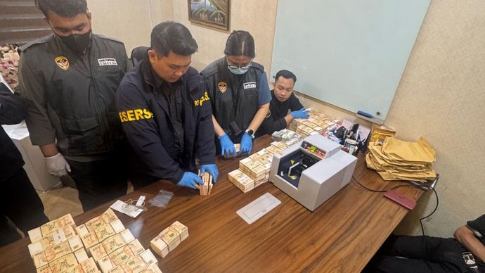 Polisi temukan brankas berisi uang dalam mata uang asing yang jumlahnya fantastis di kafe De'Clan, Cipete, Jakarta Selatan.