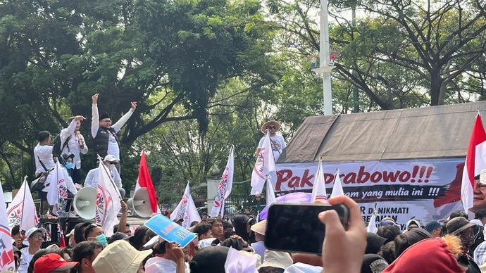 Massa menggelar aksi unjuk rasa di Jalan Medan Merdeka Selatan sisi utara, Jakarta Pusat, Rabu, 8 Juli 2026.