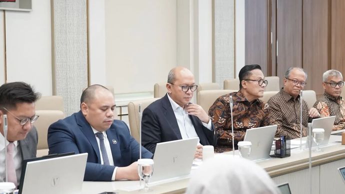 Rapat merger empat perusahaan asset management BUMN yang dihadiri oleh CEO Danantara sekaligus Menteri Investasi dan Hilirisasi/Kepala BKPM Rosan Roeslani, COO Danantara sekaligus Kepala BP BUMN Dony Oskaria, serta CIO Danantara Pandu Sjahrir.