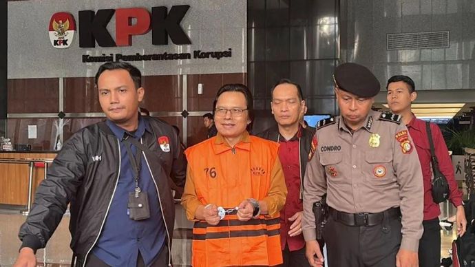 Mantan Sekretaris Jenderal MPR RI Ma'ruf Cahyono (kedua kiri) berjalan menuju mobil tahanan setelah menjalani pemeriksaan di Gedung Merah Putih KPK, Jakarta, Kamis, 9 Juli 2026