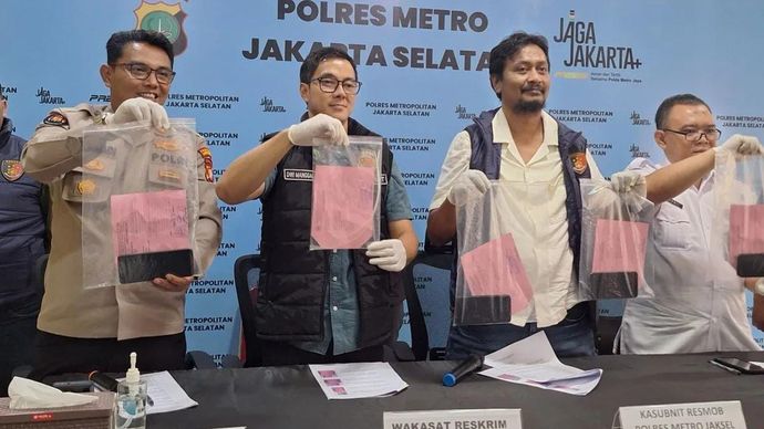 Konferensi pers kasus penyekapan dan penganiayaan terhadap pegawai baru berinisial AL yang bekerja di salah satu lapangan padel di kawasan Kebayoran Lama, Jakarta Selatan, Kamis, 9 Juli 2026