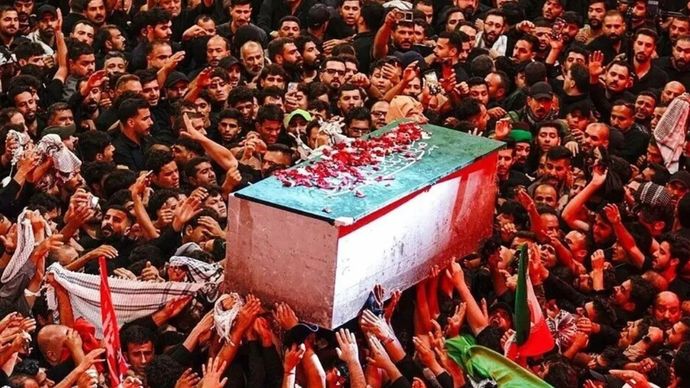 Warga Irak menghadiri upacara pemakaman mantan pemimpin tertinggi Iran Ali Khamenei di Karbala, Irak, pada Kamis, 9 Juli 2026. 