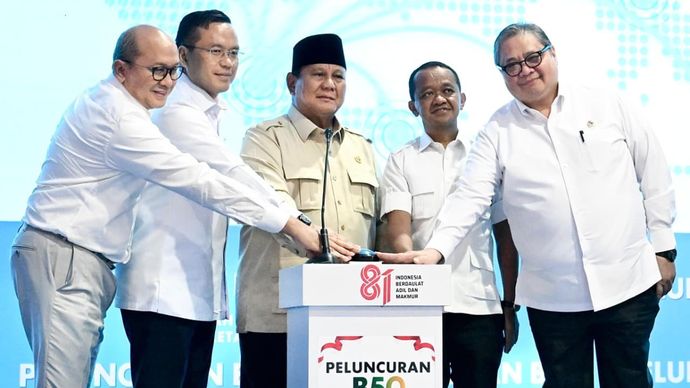 Presiden Republik Indonesia Prabowo bersama Menteri ESDM Bahlil Lahadalia, Menteri Koordinator Bidang Perekonomian Airlangga Hartarto, CEO Danantara Rosan Roeslani dan Direktur Utama Pertamina Simon Aloysius Mantiri melakukan penekanan secara simbolis saat acara launching Peluncuran B50 &ldquo;Langkah Nyata Untuk Kemandirian dan Ketahanan Energi Nasional&rdquo; yang diselenggarakan di SPBU Rest Area 57, Karawang, Jawa Barat pada Kamis (9/7/2026).