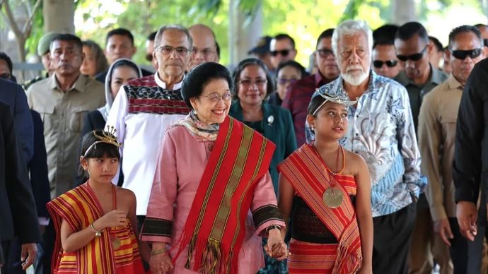 Presiden Ke-5 Republik Indonesia yang juga Ketua Umum PDI Perjuangan Megawati Soekarnoputri tiba di Bandara Internasional Presidente Nicolau Lobato, Dili dalam rangka kunjungan resmi ke Timor Leste pada Rabu, 8 Juli 2026, pukul 16.10 waktu setempat
