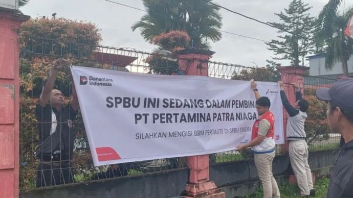 Petugas Pertamina Patra Niaga bersama Disperindag Mimika memasang spanduk pembinaan depan pagar SPBU SP2 Jalan Cenderawasih Timika, Papua Tengah, Kamis, 09 Juli 2026. Selama 14 hari, SPBU tersebut dilarang menjual produk BBM subsidi jenis Pertalite. 