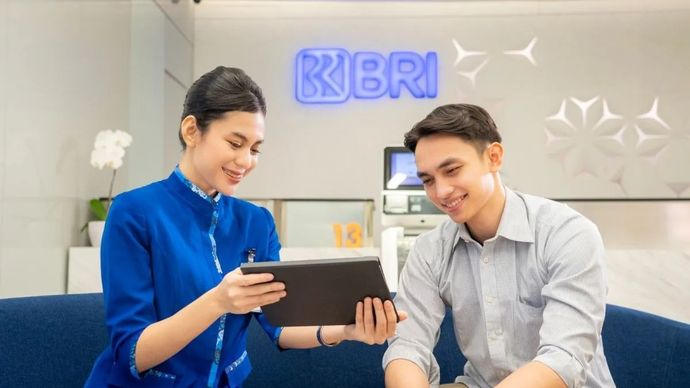 Ilustrasi - Customer Service Officer BRI sedang melayani nasabah.