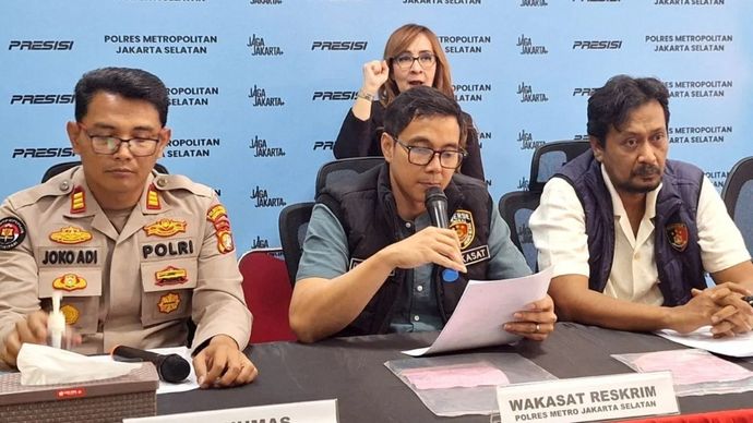 Konferensi pers kasus penyekapan dan penganiayaan terhadap pegawai baru berinisial AL yang bekerja di salah satu lapangan padel di kawasan Kebayoran Lama, Jakarta Selatan, Kamis, 9 Juli 2026.