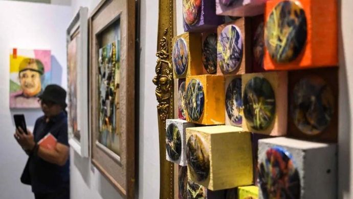 Pengunjung mengamati karya lukis dalam Pameran Archipelago di Museum Basoeki Abdullah, Jakarta, Jumat, 14 Juni 2024. Komunitas Perupa Kota Tua menyelenggarakan pameran lukisan karya 20 perupa bertajuk Artchipelago yang mencerminkan semangat kebersamaan dan kebhinekaan dalam konteks global yang berlangsung hingga 30 Juni 2024