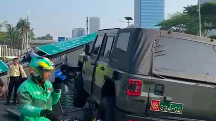 Kendaraan taktis (Rantis) Maung milik TNI yang mengalami kecelakaan di Tol Dalam Kota Jakarta, tepatnya di Offramp KM 9.800 Jalur A arah barat