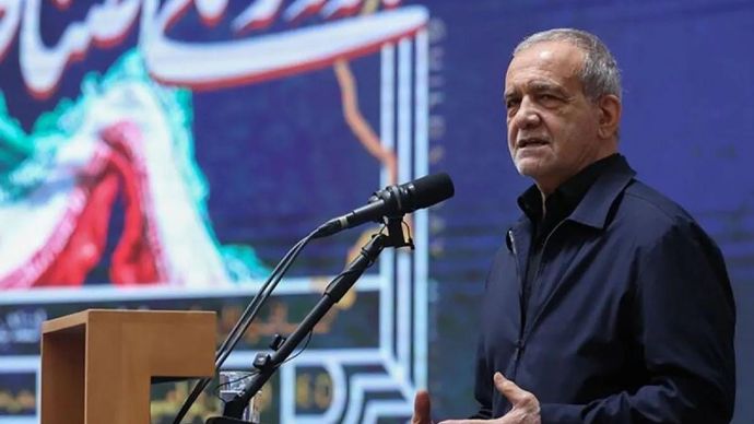 Arsip - Presiden Iran Masoud Pezeshkian menyampaikan pidato di Aula Konferensi Pemimpin pada kesempatan Hari Usaha Kecil 