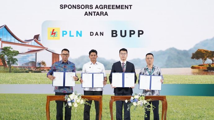 Disaksikan oleh Menteri Koordinator Bidang Pangan, Zulkifli Hasan (ketiga dari kiri), Menteri Lingkungan Hidup, Mohammad Jumhur Hidayat (kedua dari kanan), Gubernur Bali, I Wayan Koster (ketiga dari kanan), Chief Executive Officer Danantara Indonesia