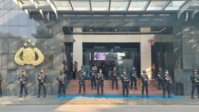 Sejumlah personel Brimob bersenjata lengkap berjaga di depan Gedung Promoter, Polda Metro Jaya, Jakarta menjelang konferensi pers pada Jumat, 10 Juli 2026. 