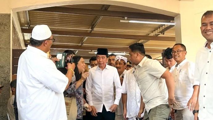 Presiden ke-7 RI Joko Widodo (Jokowi) bertakziah ke rumah duka anggota DPR RI Rachmat Gobel di Jalan Supomo Nomor 55A, Jakarta Selatan, Jumat, 10 Juli 2026