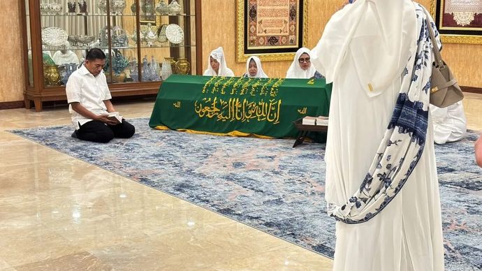 Jenazah Rachmat Gobel disemayamkan di rumah duka di Jakarta. Nampak politisi Partai Nasdem juga mantan Wakil Bupati Gorontalo Utara Roni Imran berada di samping jasad membacakan Surat Yasin, Jumat, 10 Juli 2026