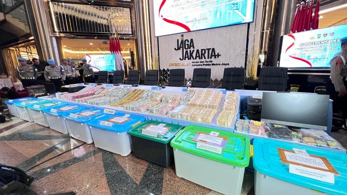 Barang bukti dollar Amerika dan Singapura dan emas batang dikasus pencucian uang