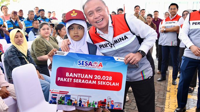 Secercah Asa Jelang Tahun Ajaran Baru, Pertamina Salurkan Ribuan Seragam Sekolah.