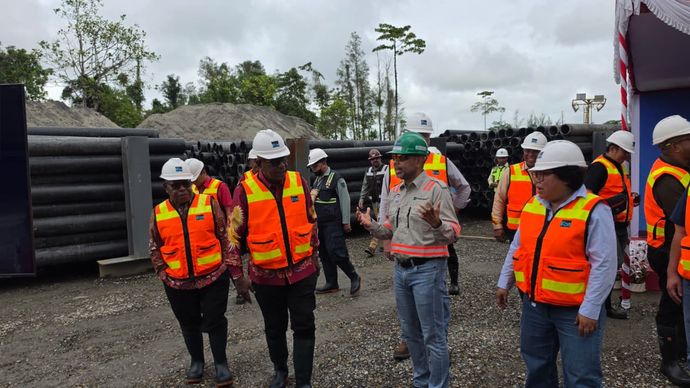 (Kiri ke kanan) Wakil Bupati Mimika Emanuel Kemong, Bupati Mimika Johannes Rettob, Director &amp; EVP Sustainable Development PTFI Claus Wamafma, dan VP Government Relations PTFI Lenny Josephina saat meninjau lokasi Mile 34, Distrik Kuala Kencana, Kabupaten Mimika, Kamis, 9 Juli 2026.  