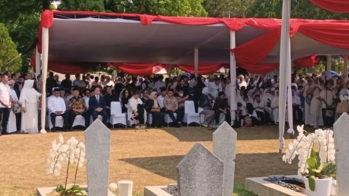 Sejumlah tokoh nasional menghadiri pemakaman anggota DPR RI Rachmat Gobel di TMP Kalibata, Jakarta, Jumat, 10 Juli 2026. 