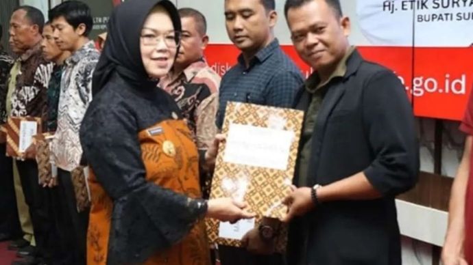 Penyerahan sebanyak 167 akta pendirian koperasi oleh Bupati Sukoharjo, Etik Suryani, kepada perwakilan Koperasi Desa Merah Putih dari 12 kecamatan dalam seremoni resmi di Auditorium Menara Wijaya Sukoharjo, Jawa Tengah, Selasa, 1 Juli 2025