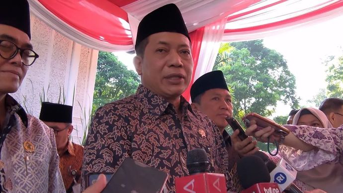 Menteri Koperasi Ferry Juliantono memberikan keterangan kepada pers seusai memimpin ziarah ke makam Mohammad Hatta di TPU Tanah Kusir, Jakarta, Jumat, 10 Juli 2026. 
