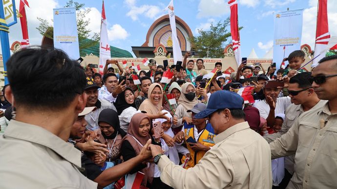 Presiden RI Prabowo Subianto saat menghadiri peresmian Bendungan Meninting bertajuk "Air untuk Kehidupan, Sejahtera untuk Lombok" di Desa Bukit Tinggi, Kecamatan Gunungsari, Kabupaten Lombok Barat, Nusa Tenggara Barat.