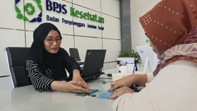 Arsip - Warga saat mengurus layanan di kantor BPJS Kesehatan , Tulungagung, Jumat, 19 Juni 2026. Hingga saat ini, dari total 1.092 badan usaha yang terdata, sebanyak 416 badan usaha telah mendaftarkan pekerjanya sebagai peserta JKN. 