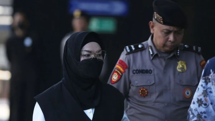 Bupati Sukoharjo Etik Suryani (kiri) dikawal petugas saat tiba untuk menjalani pemeriksaan di Gedung Merah Putih KPK, Jakarta, Jumat, 10 Juli 2026. Etik Suryani ditangkap bersama empat orang lainnya dalam operasi tangkap tangan (OTT) KPK terkait dugaan pemerasan terhadap para perangkat daerah di Kabupaten Sukoharjo. 