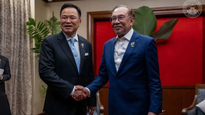 Perdana Menteri Thailand Anutin Charnvirakul (kiri) bertemu Perdana Menteri Malaysia Anwar Ibrahim di sela KTT ke-48 ASEAN di Filipina, Jumat, 8 Mei 2026. 