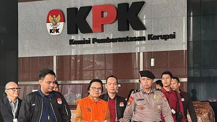 Mantan Sekretaris Jenderal MPR RI Ma'ruf Cahyono berjalan menuju mobil tahanan setelah menjalani pemeriksaan di Gedung Merah Putih KPK, Jakarta, Kamis, 9 Juli 2026. 