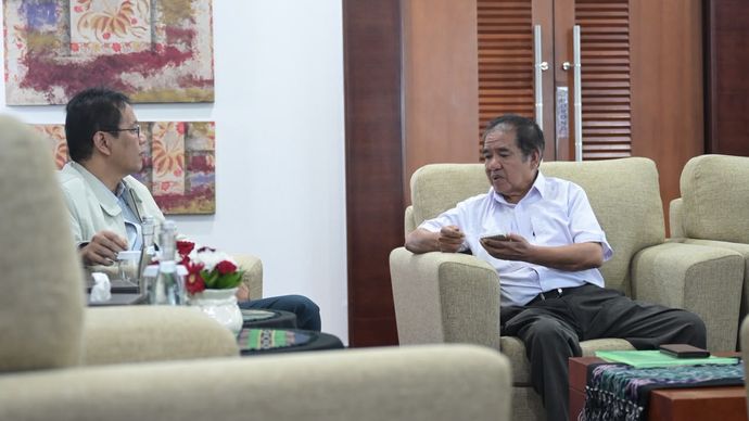 Timur. Menteri Keuangan Purbaya Yudhi Sadewa bertemu Ketua Yayasan Peduli Timor Barat (YPTB), Ferdi Tanoni, untuk membahas kerugian lingkungan dan ekonomi akibat tumpahan minyak Montara yang terjadi di Laut Timor pada 2009.
