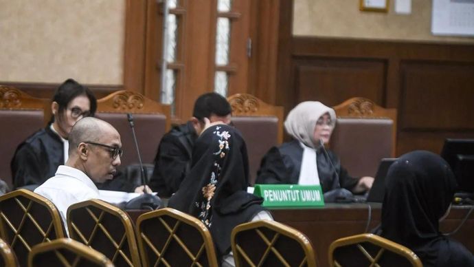 Mantan karyawan/staf bagian verifikasi klaim di BPJS Ketenagakerjaan Sayoko Adi Nugroho (kiri), mantan karyawan/staf bagian verifikasi klaim di BPJS Ketenagakerjaan Sri Listiani (tengah), dan mantan HRD perusahaan swasta dan Direktur PT Empat Enam Sejahtera Renu Arinta Shani (kanan), menjalani sidang dengan agenda pembacaan dakwaan oleh Jaksa Penuntut Umum (JPU), di Pengadilan Tipikor, Jakarta, Kamis, 9 Juli 2026. Sayoko Adi Nugroho, Sri Listiani dan Renu Arinta Shani didakwa atas dugaan korupsi klaim fiktif program Jaminan Kecelakaan Kerja (JKK) BPJS Ketenagakerjaan yang merugikan negara sekitar Rp21 miliar