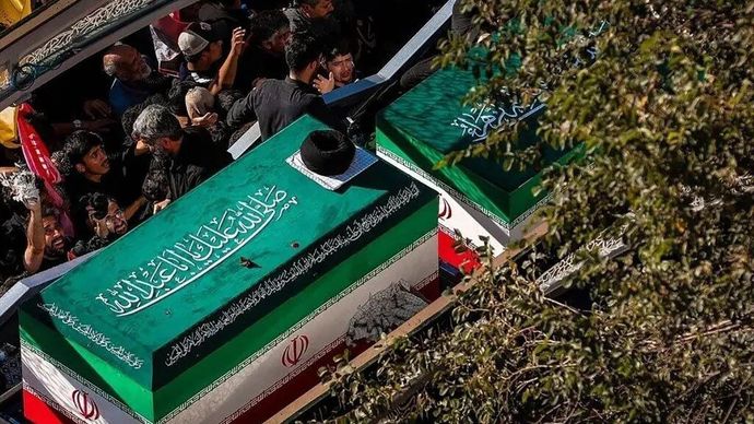 Ribuan orang, sambil membawa bendera dan poster, berkumpul untuk mengikuti upacara pemakaman mendiang Pemimpin Tertinggi Iran Ali Khamenei&mdash;yang tewas dalam serangan udara gabungan AS-Israel&mdash;di Mashhad, Iran, pada 9 Juli 2026