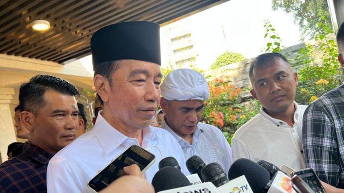 Presiden ke-7 RI Joko Widodo (Jokowi) kenjawab pertanyaan awak media ditemui di sela bertakziah ke rumah duka anggota DPR RI Rachmat Gobel di Jalan Supomo Nomor 55A, Jakarta Selatan, Jumat, 10 Juli 2026