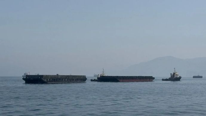 Foto yang diambil dengan ponsel ini menunjukkan kapal dagang terdampar di perairan Selat Hormuz, dekat Khasab, sebuah kota kecil di Oman utara, Jumat, 29 Mei 2026. 