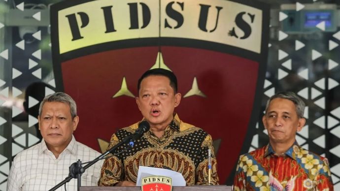 Jaksa Agung Muda Tindak Pidana Khusus (Jampidsus) Kejaksaan Agung Febrie Adriansyah (tengah) menyampaikan keterangan saat konferensi pers di Kejaksaan Agung, Jakarta, Jumat, 10 Juli 2026.