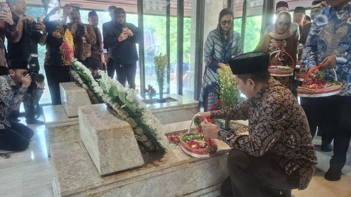 Menteri Koperasi Ferry Juliantono menaburkan bunga di makam Mohammad Hatta saat ziarah di TPU Tanah Kusir, Jakarta, Jumat, 10 Juli 2026