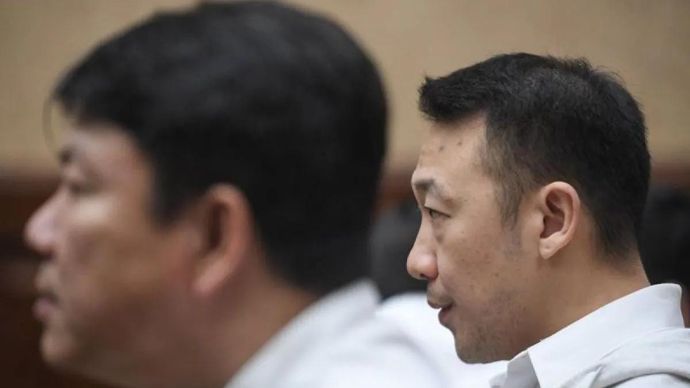 Terdakwa kasus dugaan suap kepada sejumlah pejabat di Direktorat Jenderal Bea dan Cukai Kementerian Keuangan Deddy Kurniawan (kanan) dan Andri (kiri) bersiap menjalani sidang pembacaan putusan di Pengadilan Tipikor, Jakarta, Jumat, 10 Juli 2026.