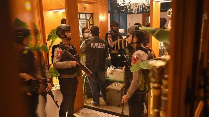 Tim gabungan Polri berada di dekat barang bukti usai menggeledah salah satu kafe di kawasan Cipete, Jakarta, Rabu, 8 Juli 2026. Tim Kortas Tipidkor Polri dan Polda Metro Jaya menyita barang bukti sejumlah koper dan brankas usai penggeledahan terkait penyidikan dugaan kasus korupsi pasokan batu bara yang melibatkan PT PLN (Persero), PT Asabri (Persero) dan PT Krakatau Steel, dimana ketiga kasus tersebut menyangkut pemadaman listrik (blackout) di bawah pengelolaan PT PLN (Persero), kasus dugaan korupsi Asabri dan Jiwasraya tahun 2020-2025, dan dugaan pencucian uang dalam proses penyelesaian utang PT CBS kepada PT KNI