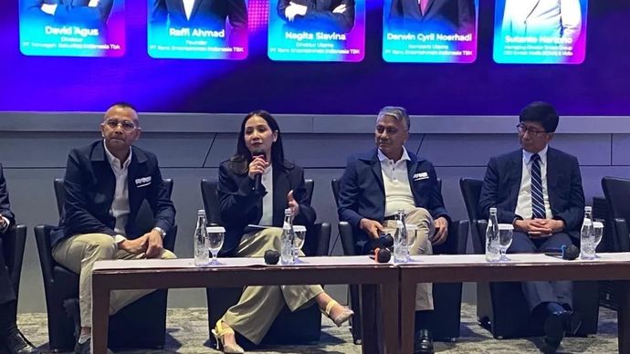 Direktur Utama PT RANS Entertainment Indonesia Tbk (RANS) Nagita Slavina (kedua dari kiri), Founder RANS Raffi Ahmad (kiri), Komisaris Utama RANS Darwin Cyril Noerhadi, dan Managing Director Emtek Group Sutanto Hartono (kanan) menjawab pertanyaan media dalam konferensi pers di Main Hall Bursa Efek Indonesia (BEI), Jakarta, Jumat, 10 Juli 2026