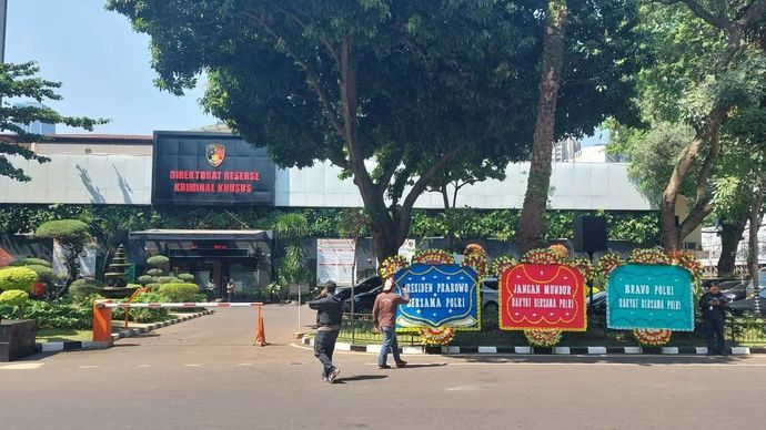Sejumlah karangan bunga yang memuat pesan-pesan dukungan kepada Polri berjajar di depan Ditreskrimsus Polda Metro Jaya, Jakarta, Jumat, 10 Juli 2026.