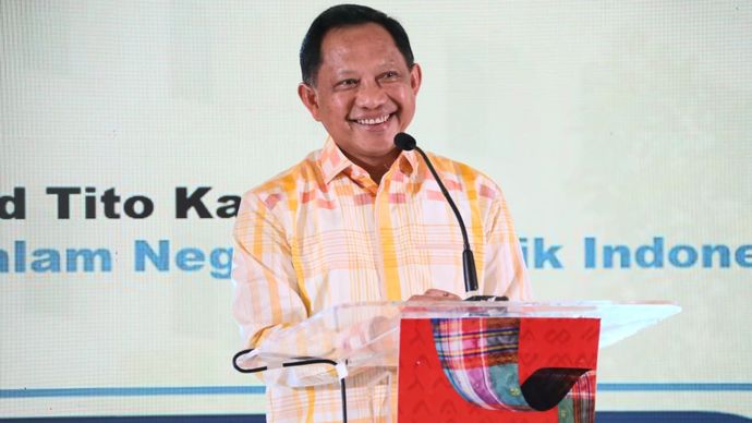 Menteri Dalam Negeri Muhammad Tito Karnavian menyerahkan piagam penghargaan kepada salah satu penerima penghargaan pada Penutupan Rangkaian Acara HUT ke-46 Dewan Kerajinan Nasional (Dekranas) bertema 