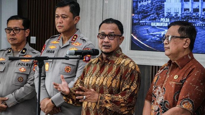 Arsip - Komisioner Komisi Kepolisian Nasional (Kompolnas) Mochamad Choirul Anam (kedua kanan) dalam konferensi pers terkait penggerebekan jaringan narkoba yang menewaskan tiga anggota polisi di Polda Kalimantan Tengah, Palangka Raya, Selasa, 7 Juli 2026