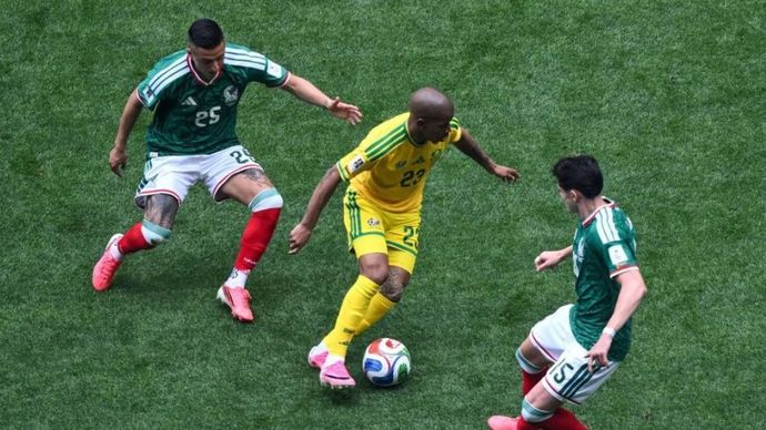 Pesepak bola Tim Nasional Afrika Selatan Jayden Adams (tengah). Antatar Foto/Aditya Pradana Putra/sgd