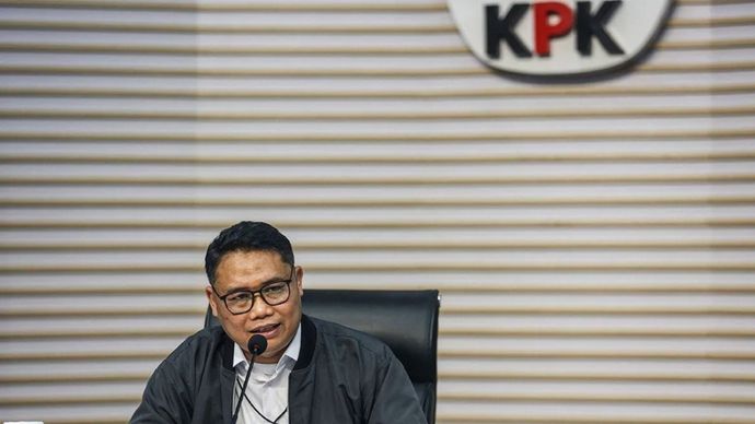 Deputi Penindakan dan Eksekusi KPK Asep Guntur Rahayu menyampaikan keterangan terkait kasus dugaan korupsi batu bara, yang menyeret mantan Jampidsus yang berinisial FA di sela konferensi pers operasi tangkap tangan (OTT) Bupati Sukoharjo Etik Suryani di Gedung Merah Putih KPK, Jakarta, Sabtu, 11 Juli 2026.