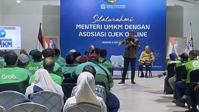 Menteri Usaha Mikro, Kecil, dan Menengah (UMKM) Maman Abdurrahman berdialog dengan pengemudi ojek daring (ojol) di Kantor Kementerian UMKM, Jakarta, Rabu, 8 Juli 2026.
