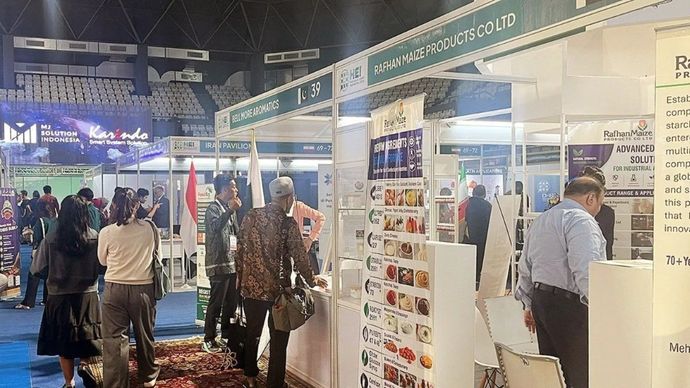 Suasana pameran industri halal dalam acara D-8 Halal Expo Indonesia (HEI) 2026 di Stadion Tenis Indoor Senayan, Jakarta, Rabu, 8 Juli 2026. 