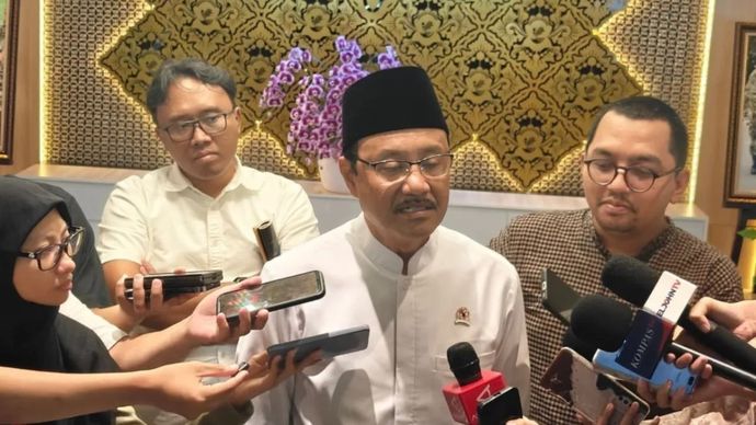 Menteri Sosial Saifullah Yusuf menjawab pertanyaan pewarta terkait realisasi bantuan sosial (Bansos) triwulan ke-3 di Jakarta, Senin, 13 Juli 2026.