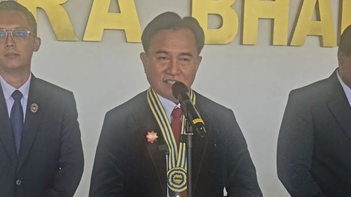 Menteri Koordinator Bidang Hukum, HAM, Imigrasi, dan Pemasyarakatan (Menko Kumham Imipas), Yusril Ihza Mahendra saat memberikan keterangan kepada awak media di Sumedang, Jawa Barat, pada Senin, 13 Juli 2026.