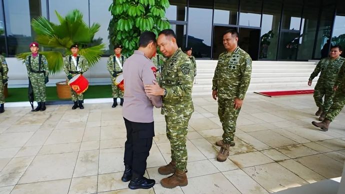 Kapolri Jenderal Pol. Listyo Sigit Prabowo berjabat tangan dengan Panglima TNI Jenderal TNI Agus Subiyanto di Mabes TNI, Cilangkap, Jakarta Timur, Senin, 13 Juli 2026